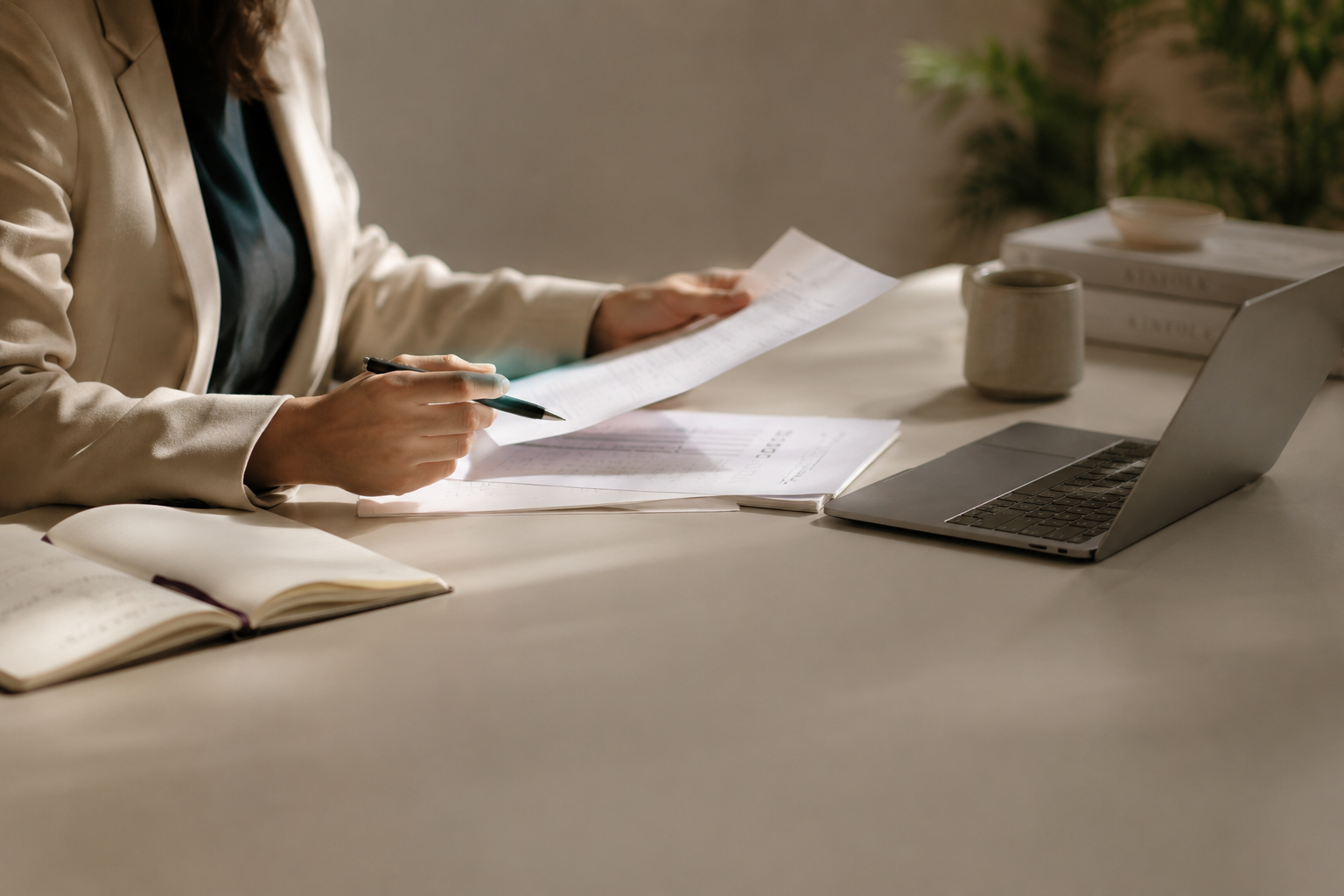 Profesional revisando documentos en una mesa de trabajo